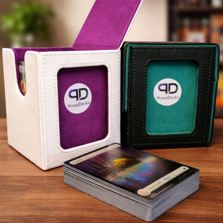 zwei Deckboxen und ein Kartenstapel