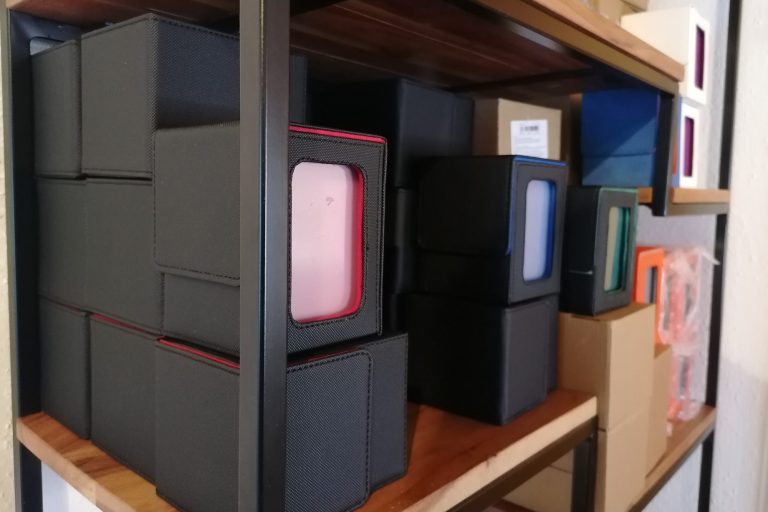 Regal mit MTG Deckboxen