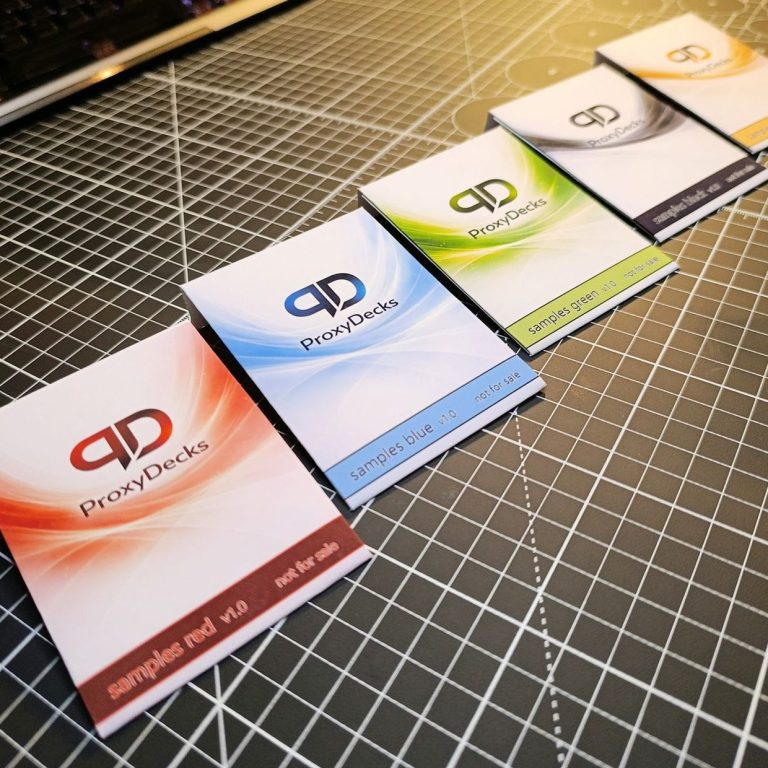 5 Packungen Samplepacks ausgelegt auf einer Matte