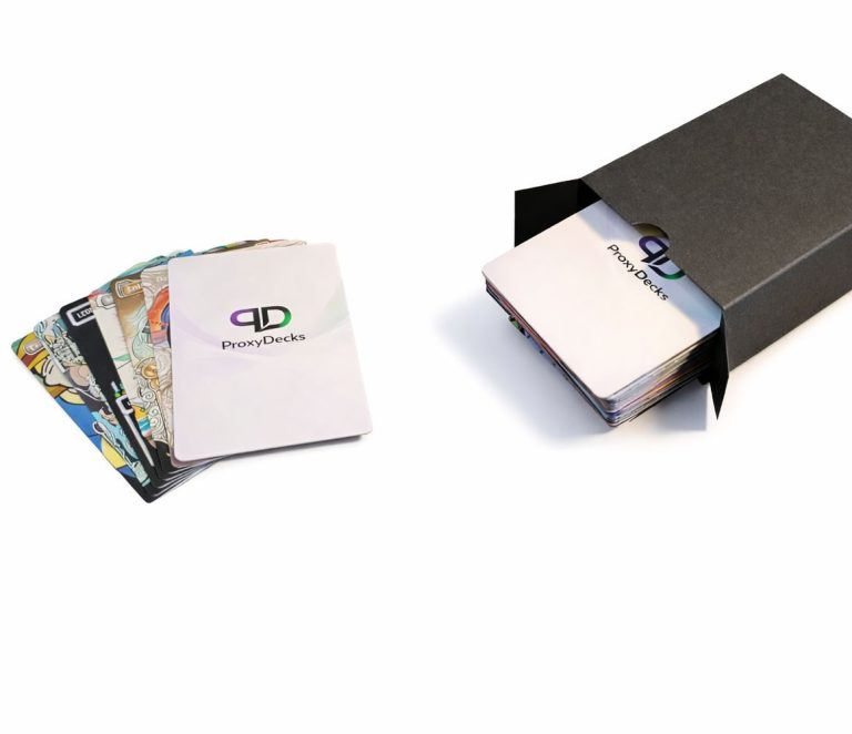 Einzelne Karten und ein Kartenstapel in einer Box sichtbar